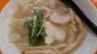 鶏ワンタン麺の塩・醤油味がお勧めになっていました