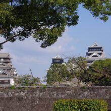 新しく修復された熊本城の遠景です。