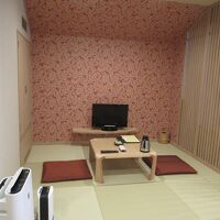 ベッドルームの隣に、小さい和室も付いていました。