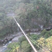 窓から見える鬼怒立岩つり橋と鬼怒川