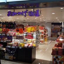 関西各地、そして伊勢や四国のお土産が買えます。