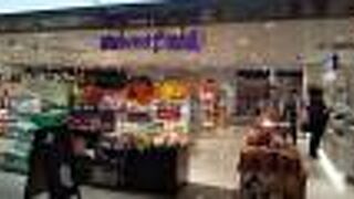 関西各地および近隣のお土産が勢ぞろい。