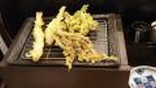 抹茶塩でサッパリした味わい。「瀬戸内天ぷら」の専門店です