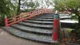 鮮やかな朱色の欄干と緑色の擬宝珠が綺麗な橋です