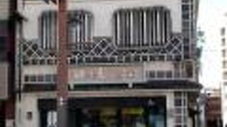 富山駅ちかく　路面電車が目の前を走るお店