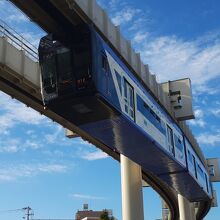 桜木駅を出発したモノレール