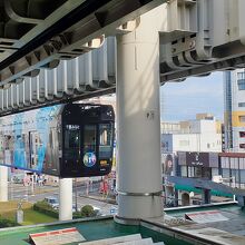 都賀駅に到着するモノレール