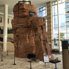 エントランスにあるボルダリングロック