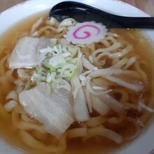 うどんかと思うほどの極太手打ちラーメン。スープとの相性よし。