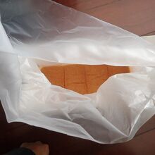 紙袋の中にさらにビニールに包まれてはいってます