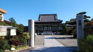 本堂の建物に風格を感じた。