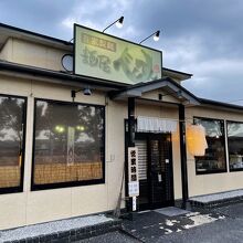 店舗は幹線道路沿いにある