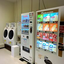 売店、コンビニはないです。自販機コーナーと洗濯機