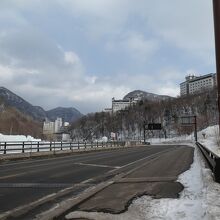 大きなホテルは山の上や石狩川縁に有ります