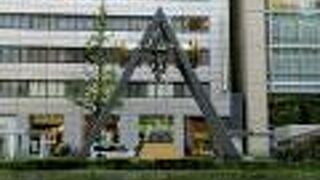 八重洲通りにある『平和の鐘』