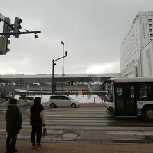 平和通買物公園から見たＪＲ旭川駅、ここから始まります