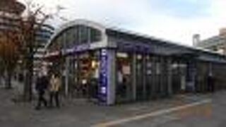 パン屋さんの奥に有ります。