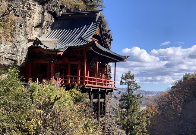 高低差150m以上の400段登山参拝