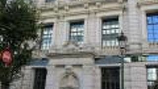 外壁を残して建て直したビル