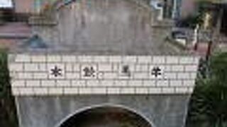 馬がここに首を突っ込んで水を飲む姿が想像できます