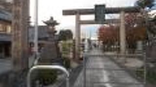 歌懸稲荷神社境内、本殿の裏にあります。