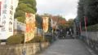 文翔館に向かって左側の道路沿いにあります