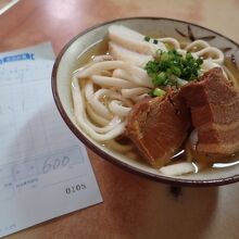 そばの「小」６００円。かつおだしのスープが美味しかった