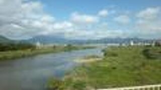 川面の向うに山並みが見える最高の景色でした