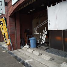 お店、駐車場が狭く停めにくい