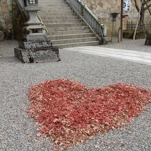 もみじの葉でハート