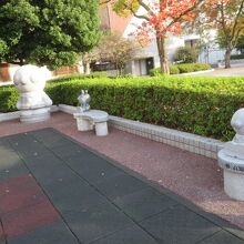 アンパンマンの石像があります