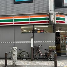 通りに、跡を記した杭が建っている