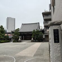 本堂の前に広いスペース