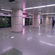 黄緑のラインが入った２号線センタムシティ駅到着
