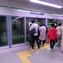 センタムシティ駅に入線して来た２号線