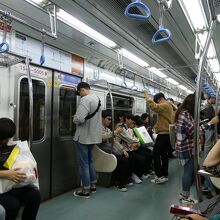 ２号線の車内はこんな感じ、みんなスマホ見てるのは・・・