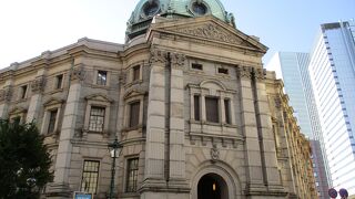 当時はお金を扱う場所の威厳を備えた建物