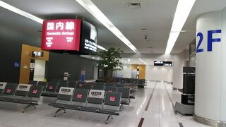 空港内で朝まで…