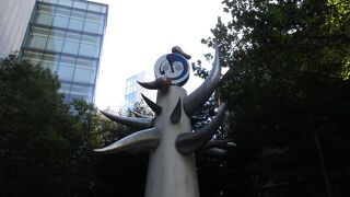 岡本太郎作「若い時計台」あります。