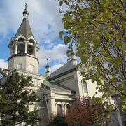 市街地に突如として現れるロシア風ビザンツ様式の教会の建物