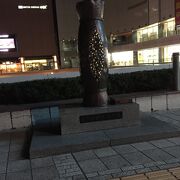 夜の納豆記念碑