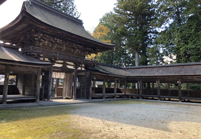 廻廊を持つ楼門が趣きあります