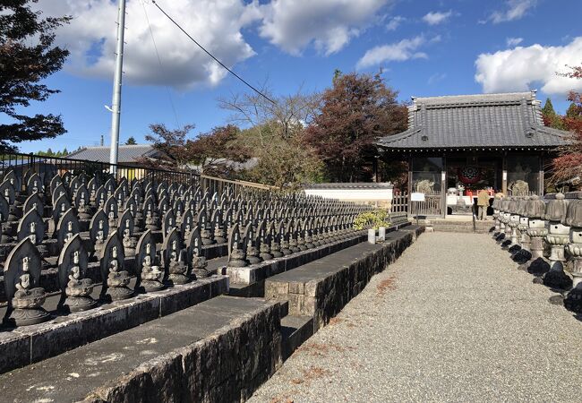 正面参道に並ぶ石仏が圧巻です