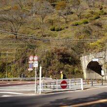 青梅街道は狭いトンネルや急カーブが多く、運転の際はご注意を。