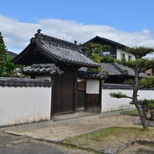 住宅地の一角にある