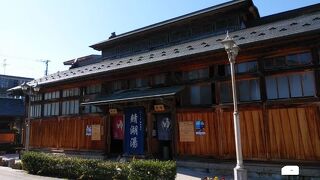 木造建築が味わい深い共同浴場