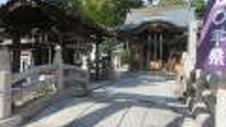 お坊さんを祀っています