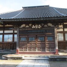 迫ってくる雰囲気の屋根です