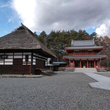 右奥が本堂です。