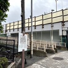 旅籠跡の説明書きが立っている